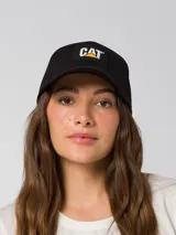 Gorra de béisbol negra con visera curva y parche frontal de silicona con el logo de Caterpillar.