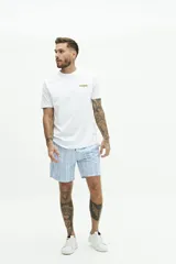 Short de baño de largo medio, con estampado de rayas verticales en tonos celeste y blanco. Posee cintura elástica con cordón de ajuste negro y forro interior amarillo.