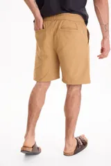 Bermuda de gabardina con spandex, cintura elastizada y cordón ajustable, de corte recto y color azul marino.