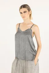 Musculosa de satén liviano de viscosa con breteles regulables, teñida en frío. Tiene escote en V, silueta suelta y espalda baja.