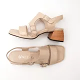 Sandalias de cuero color beige, con taco cuadrado efecto madera de 4,5 cm, punta cuadrada y tiras anchas con hebillas metálicas ajustables.