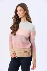 Buzo tejido de punto con diseño de rayas horizontales en tonos gris, rosa, malva y beige. Presenta cuello redondo, mangas largas y puños acanalados, con una pequeña etiqueta de cuero sintético en el ruedo.