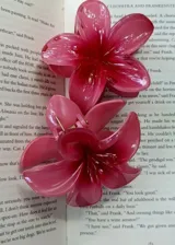 Pinza para el pelo con forma de flor de color rosa.