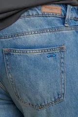 Pantalón de jean azul oscuro, corte recto, con bolsillos delanteros y traseros.