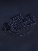 Cortavientos azul marino con cuello alto, cierre de cremallera, dos bolsillos con botones, detalles distintivos de Tommy Hilfiger y logo gráfico bordado en el pecho.