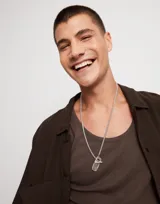 Collar plateado con cadena de eslabones y dije rectangular con la inscripción "UNO de 50".