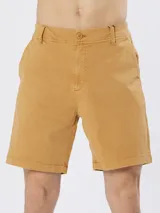 Bermuda de gabardina color caramelo, con cierre de botón y cremallera, bolsillos laterales y trabillas para cinturón.