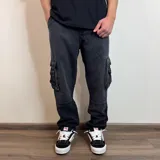 Jean cargo de corte baggy en color gris lavado, con múltiples bolsillos laterales con solapa y costuras reforzadas en las rodillas.