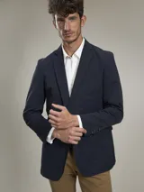 Blazer color marrón claro, de corte clásico, con solapas de muesca, cierre de dos botones, bolsillo en el pecho y bolsillos laterales con solapa.