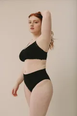 Bombacha vedetina negra de tiro alto, confeccionada en algodón suave, con faja en la cintura para un calce cómodo y delicado.
