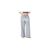 Pantalón de rayas finas celestes y blancas, de corte recto y holgado. Cuenta con cintura elástica con cordón de ajuste claro y estampado de texto blanco en el frente.