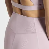 Calza de entrenamiento de tiro alto Adidas, color lila, con ajuste ceñido y bolsillo oculto en el muslo. Confeccionada con tecnología AEROREADY para mayor absorción de humedad.