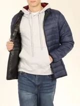 Sweater deportivo con capucha y cordones ajustables, bolsillo canguro frontal. Color verde oliva jaspeado.