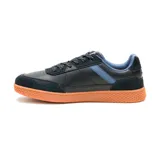 Sneaker Caterpillar modelo Pause Retro, de diseño urbano con combinación de cuero napa y gamuza en color negro. Presenta detalles en azul en los laterales y el interior, con una suela de goma color naranja con textura hexagonal y logo grabado.