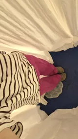 Pantalón jean de corte recto color fucsia, con botón de madera en la cintura.