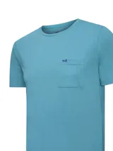 Remera de manga corta color azul, con cuello redondo y bolsillo frontal en el pecho que incluye el logo de la marca bordado.