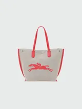 Bolso shopper Longchamp modelo Le Roseau Essential, color crudo con detalles en verde. Presenta logo de la marca en verde y doble asa de hombro.