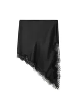 Falda midi asimétrica de color negro con detalles de puntilla en el bajo y los laterales, confeccionada en poliéster con elastano.