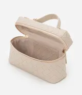 Cartera femenina tipo baú pequeña color beige, con textura tressê, correa de mano fija, cierre por cremallera y asa larga desmontable.