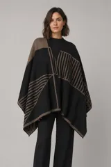 Ruana abierta de tejido de punto con diseño geométrico de rayas en tonos negro y marrón. Presenta un corte amplio y fluido con bordes definidos.