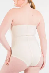 Body modelador reductor color piel, strapless, con aro y copa. Breteles regulables desmontables. Reforzado en zona abdominal para mayor contención. Broches en entrepierna con fundillo en algodón 100%.