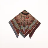 Pashmina cuadrada de diseño multicolor con estampado ornamentado de inspiración barroca y geométrica.