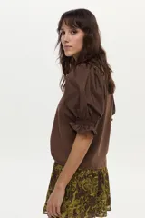 Blusa marrón con cuerpo de jersey y mangas abullonadas de algodón con detalles de punto smock en los puños.