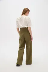 Pantalón de viscosa color verde militar, de corte ancho y tiro alto, con detalle de plisado en la cintura.