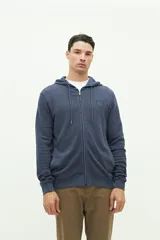 Campera de felpa color verde militar, con cierre frontal, capucha ajustable con cordones y logo estampado en el pecho.