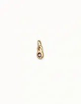 Charm de metal con baño de oro y cristal azul engastado en el centro, diseñado con una forma redonda y argolla superior para colgar.