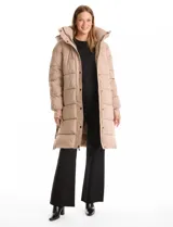Campera puffer larga de abrigo marca BCBG Maxazria, color beige. Cuenta con capucha desmontable, cuello alto envolvente, cierre frontal bidireccional con solapa de botones a presión, bolsillos laterales, puños internos elastizados y tajos laterales con cierre en el bajo.