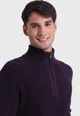 Sweater de punto morado con cuello alto y cierre de cremallera hasta el pecho.
