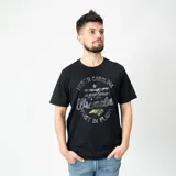 Remera negra de algodón con cuello redondo y manga corta. Estampado frontal con el logo de Wrangler, la silueta del estado de Carolina del Norte y la frase "First in Flight".