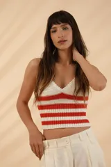 Top tejido a crochet con breteles finos, escote en V y diseño a rayas horizontales color crudo y naranja.