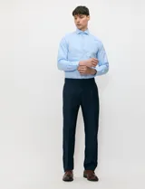 Ambo Harrington Label de color azul marino, compuesto por un saco cruzado de doble botonadura y solapas de pico, y pantalón a juego.