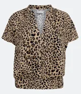 Blusa de crepé color beige con estampado de leopardo, escote en V, manga corta y bajo elástico.