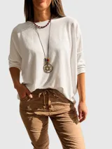 Sweater de tejido fino con diseño oversize, cuello redondo y mangas largas. Confeccionado en una mezcla de viscosa y lana, presenta una caída relajada y holgada.