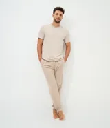 Pijama largo para hombre de Viko, confeccionado en viscosa. Consta de una remera de manga corta con patrón de rayas y cuello redondo, combinada con un pantalón largo liso en color beige con cintura elástica.