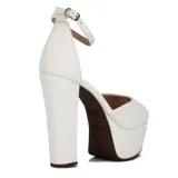 Sandalia de tacón alto con plataforma Via Uno, color blanco, con pulsera al tobillo y tira ancha sobre los dedos.
