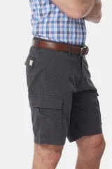 Bermuda cargo beige de gabardina con bolsillos laterales con solapa y cierre de botón.