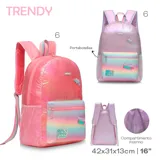 Mochila escolar de color rosa iridiscente con acabado brillante. Presenta un bolsillo frontal con efecto degradado en tonos pastel (azul, verde, rosa) y varios parches decorativos con texto como "ONLY GOOD VIBES" y "BUTTERFLY MOOD". Tiene correas acolchadas y bolsillos laterales de malla.