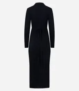 Vestido midi de punto acanalado color negro, con cuello polo y mangas largas. Presenta un diseño ajustado al cuerpo con textura vertical.