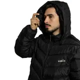 Campera puffer negra con capucha, cierre frontal y diseño acolchado con costuras horizontales. Cuenta con logo de la marca bordado en el pecho.