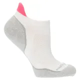 Calcetín deportivo de corte bajo, color blanco con talón y puntera en gris, y detalle de lengüeta en color fucsia. Presenta tejido transpirable en el empeine y logo de la marca en la puntera.