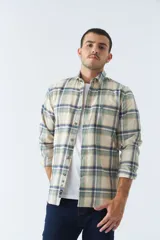 Camisa de hombre a cuadros color rosa, blanco y azul, de corte slim, manga larga, con bolsillo en el pecho y logo bordado.