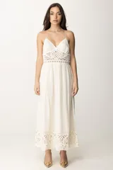 Vestido largo blanco con breteles finos, escote en V y detalle de tejido crochet calado en la cintura. La falda es plisada y termina con un borde de encaje ancho.