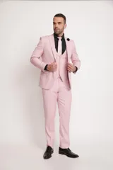 Traje de tres piezas color rosado claro, compuesto por saco entallado, chaleco y pantalón de corte slim fit. Presenta solapas clásicas, cierre frontal con botones y bolsillos laterales.