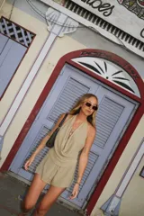 Top de punto con lurex dorado, escote halter pronunciado y cordón para atar en la espalda.