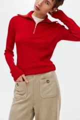 Pantalón de punto pesado color beige con acabado cepillado suave, de piernas rectas, cintura elástica y bolsillos delanteros tipo parche con botón.