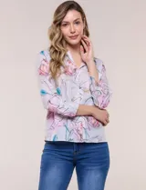 Blusa de gasa liviana con estampado floral en tonos rosados y turquesa sobre base blanca, de corte semi holgado, cuello camisero con escote en V y manga larga.